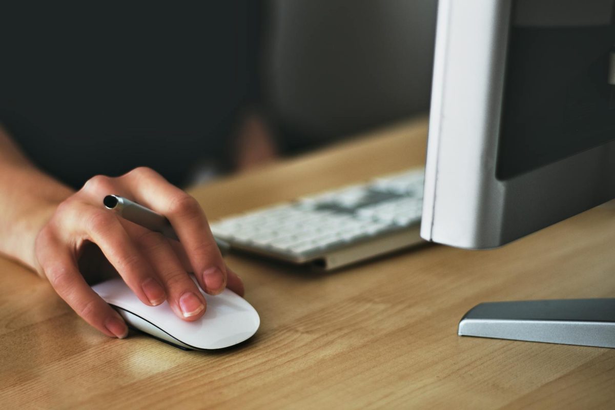 WordPress menadžer radi na računaru i koristi miš za upravljanje WordPress sajtom.