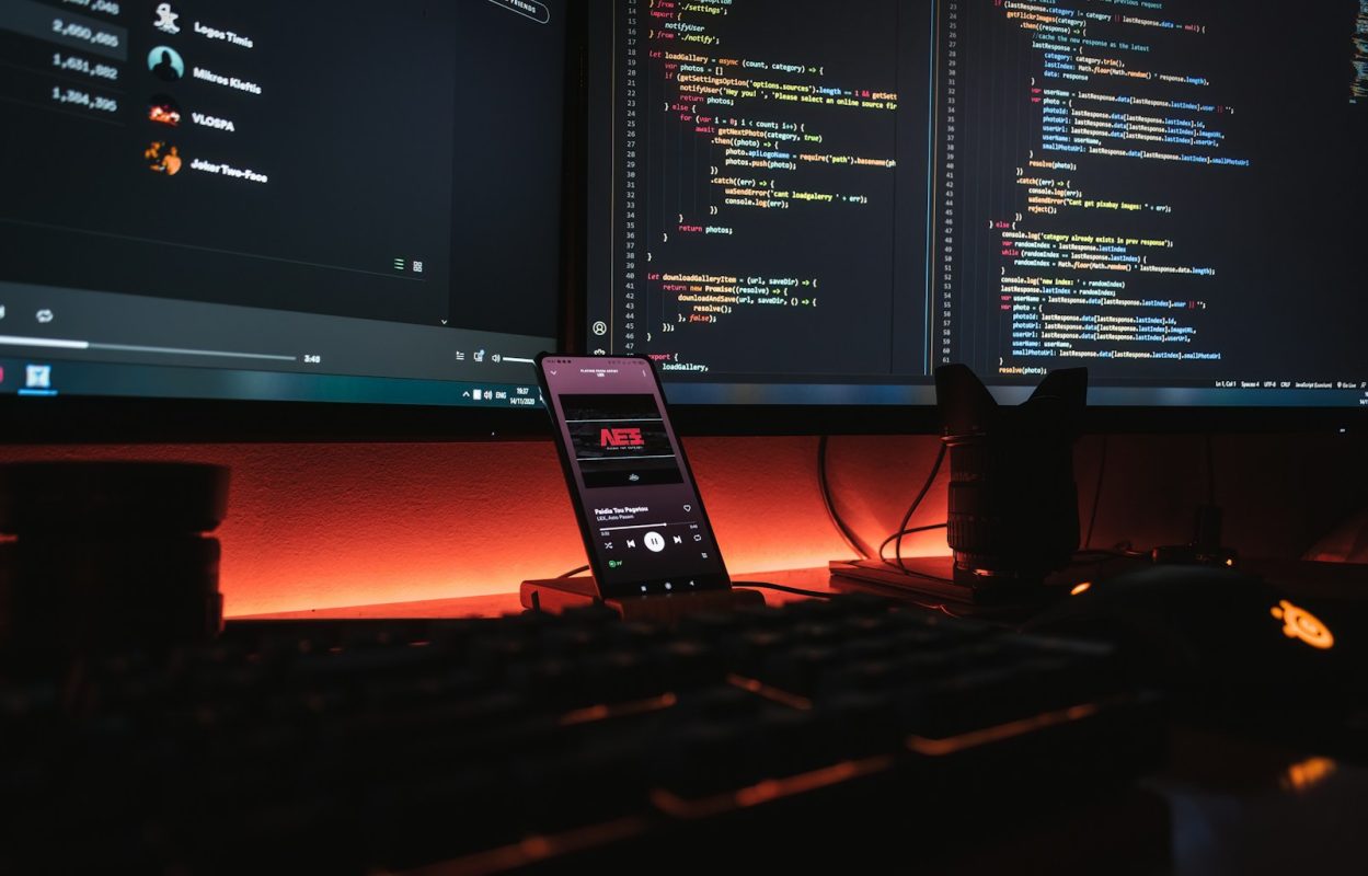 Rad u WordPress uz plugin na WP Host platformi, prikaz razvoja i upravljanja sadržajem na računaru.