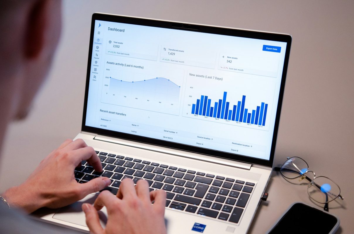 Analiza web prometa i performansi na laptopu uz korištenje GA4 i Search Console za praćenje rasta i SEO rezultata.