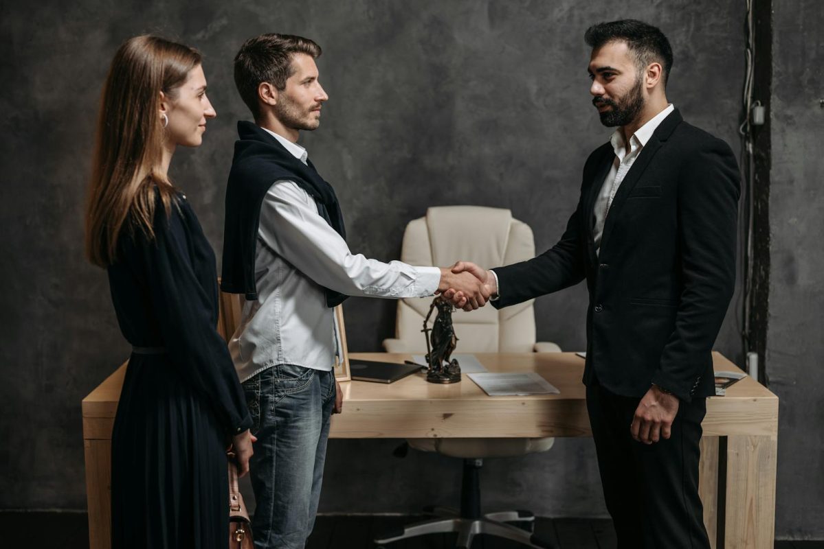 SOP za onboarding klijenta prikazan kroz rukovanje između tima i klijenta kao simbol uspešne saradnje i početka poslovnog procesa.