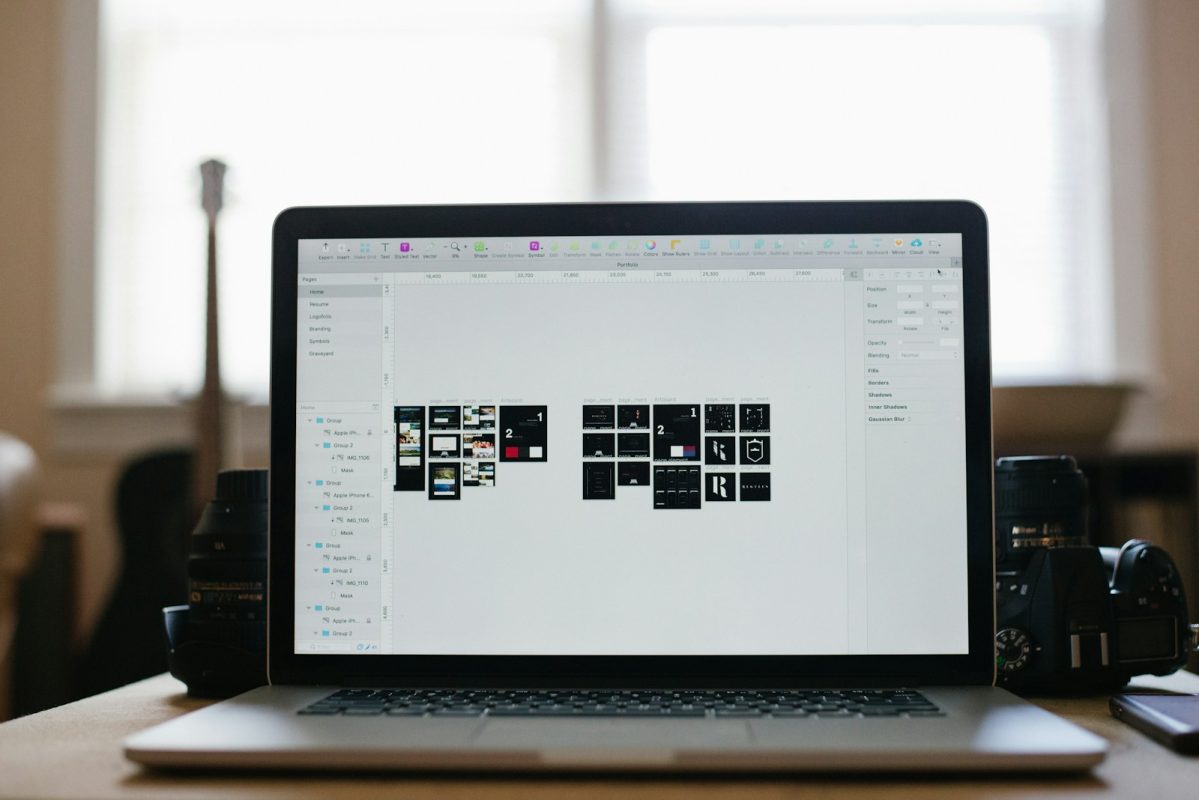 Galerija fotografija na web stranici sa označenom slikom laptopa, prikaz optimizacije slika u WebP formatu.