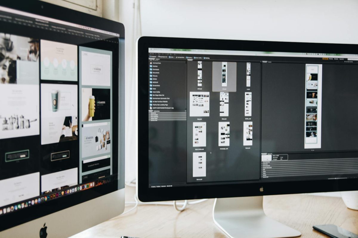 Dva monitora sa prikazom web dizajna i interfejsa za upravljanje projektima – ilustracija za hosting i razvoj web sajtova u profesionalnom okruženju.