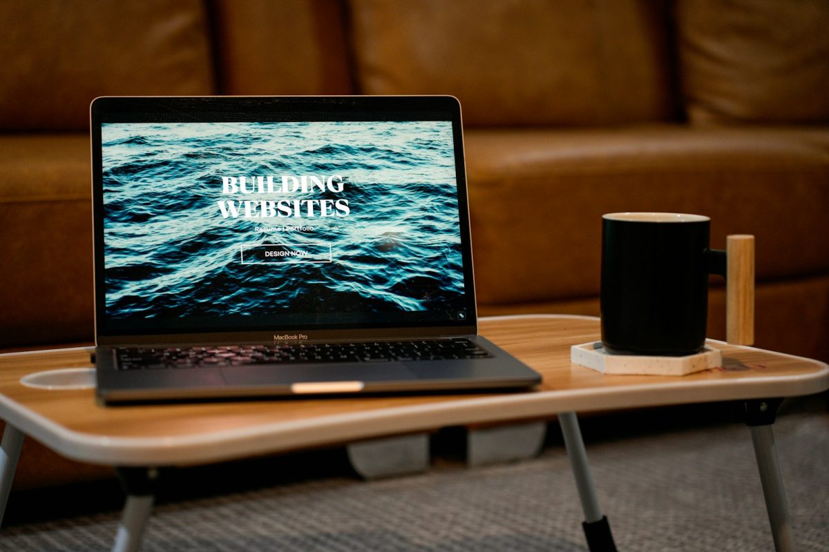 Generički hosting za sajt i WordPress performanse – laptop na stolu sa prikazom izrade web sajta kao ilustracija brzine i skalabilnosti hostinga.