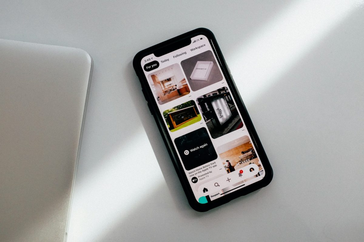 Mobilna verzija WordPress sajta prikazana na telefonu sa optimizovanim dizajnom i brzim učitavanjem sadržaja za korisnike.