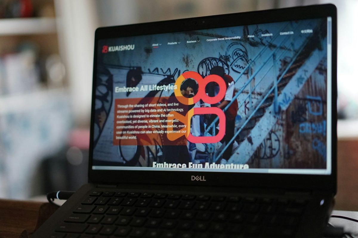 Laptop sa optimizovanim WordPress interfejsom prikazuje važnost brzine sajta za bolje korisničko iskustvo i SEO performanse.