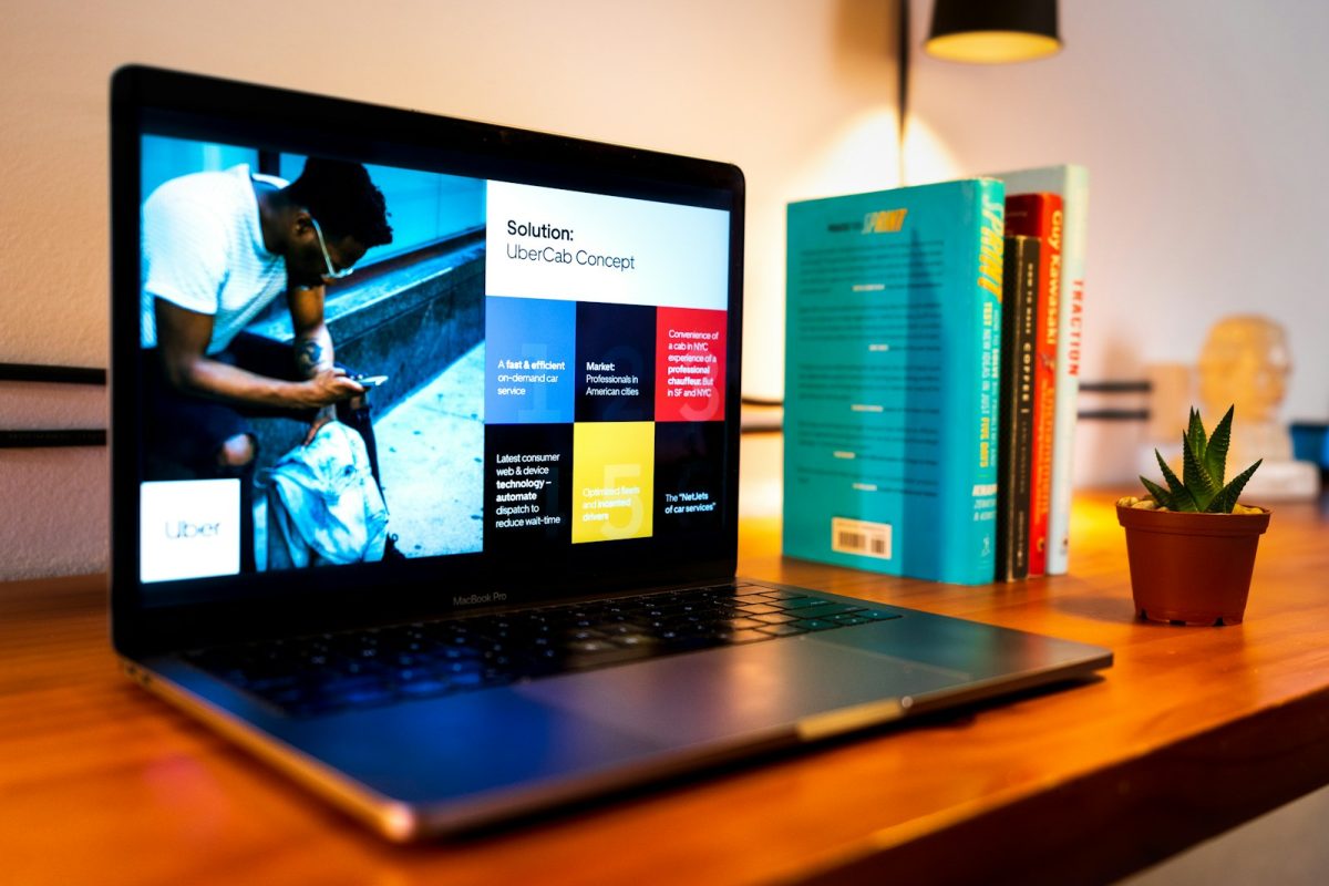 Laptop sa prikazom optimizovanog sajta i digitalnog sadržaja za lokalni SEO u Srbiji i bolje pozicioniranje na Google pretrazi.