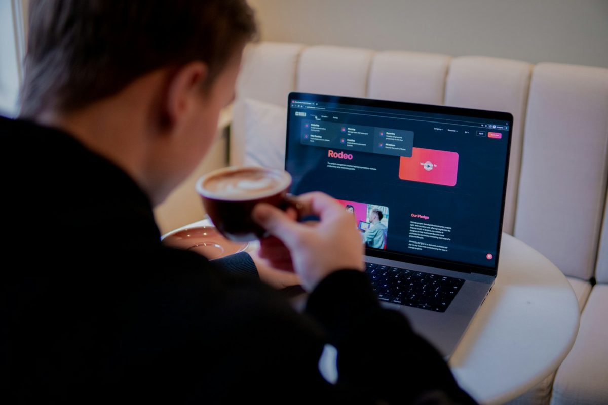 SEO sadržaj prikazan na laptopu tokom analize i optimizacije web stranice za bolje rangiranje i veću vidljivost na pretraživačima.