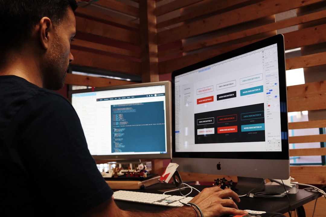 Freelancer uređuje WordPress stranicu dok optimizuje temu, builder i brzinu sajta